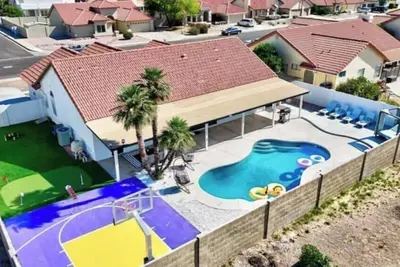 Image de The Oasis Arizona Basketball Court, pool, mini-put, Arcades!