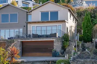 Image de Mountain and lake views, balcony, parking and close to town.