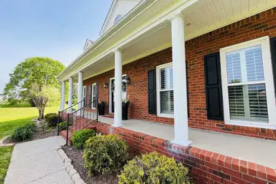 Image de Spacious 4-bedroom house with 2. 1 acres of peaceful land and modern styled home.