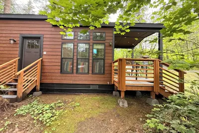 Image de Modern Tiny Home King Bed + 2 Queens in Loft Brand New & Stylish Retreat WiFi