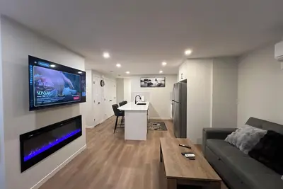 Image de Cozy 2 bedrooms Suite Near Calgary Airport ✈️ | Air conditioning Sleeps 6