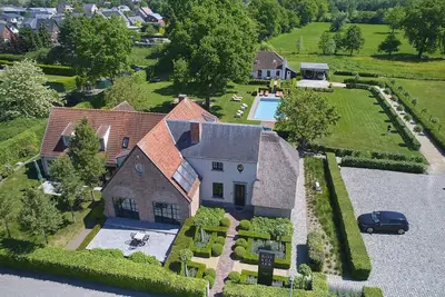 Image de Belle maison de groupe avec jardin et piscine