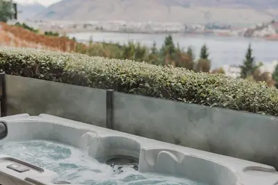 Image de Spa Retreat Lake & Mountain Views - Goldrush Peak