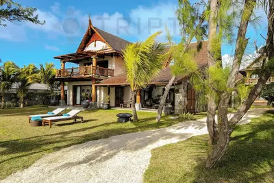 Image de Villas de luxe voisines en bord de mer