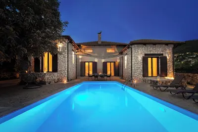 Image de Luxury villa with private pool, 10 mins drive from the beach |by Lefkas G-Villas