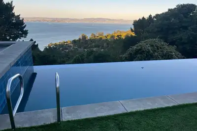 Image de Spacious Gated Estate with Pool, Hot Tub, & Breathtaking Ocean Views in Tiburon.