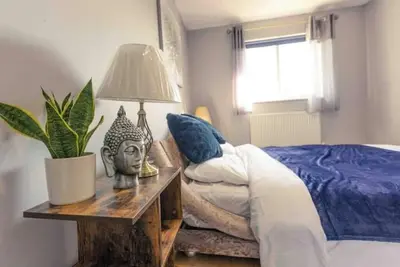 Image de Cozy House in Central Andover (Parking, 65” Tv)