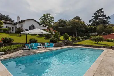 Image de Elegant Spanish Colonial Retreat
