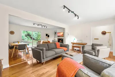 Image de Spacious 4-bedroom house with Fenced-In backyard near Unc and Chapel Hill