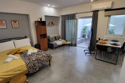 Image de Studio with Private Patio in City Center