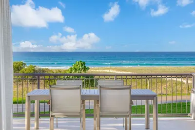 Image de Bilinga Beach Living - Absolute Beachfront Luxury - Linen Provided - Min. 3 Night Stays