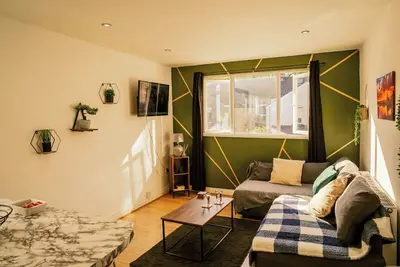 Image de Modern 4 Bed Apartment w/ Parking, Near City