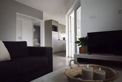 Stylish 2br Apartment with Balcony, Pool & Views of Table Mountain