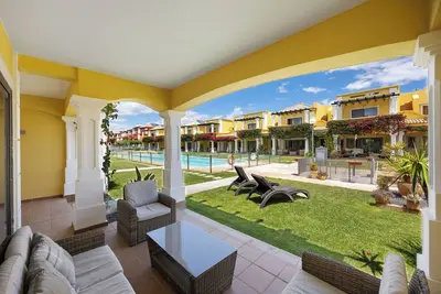 Image de Maison de vacances 'Mar Azul - Lux Tavira' avec piscine partagée, Wi-Fi et climatisation