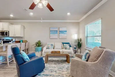 Image de Two-story townhome near the beach with WiFi, washer and dryer.