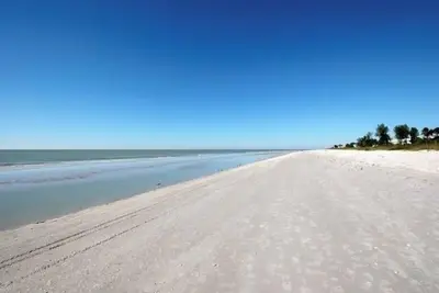 Image de Unmatched Beach View Elegance – Ground-Floor Condo Just Steps from the Sand