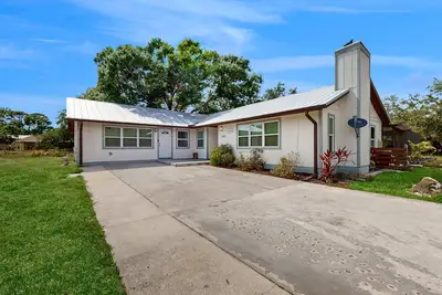 Image de Spacious private home with  heating optional pool, patio, and large yard