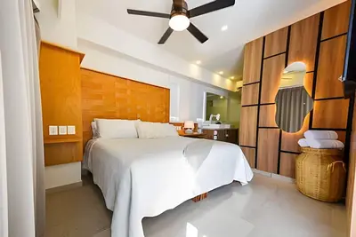 Image de 1 Br 1 Block from the Ocean · Jacuzzi & Pool