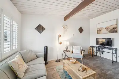 Image de New! Beautiful 1 Bed Beach Condo #224 by RedAwning