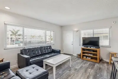 Image de New! Beautiful 2 Bed Beach Condo #201 by RedAwning