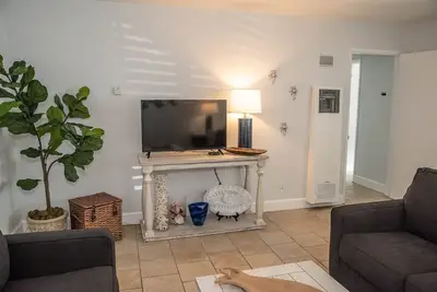 Image de New! 2 Bed Beach Condo #125 by RedAwning