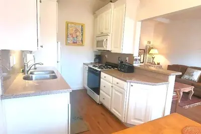 Image de New! Full 1 Bed Beach Condo #227 by RedAwning