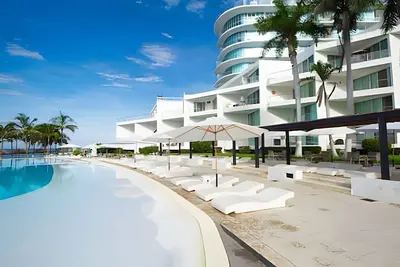 Image de Waterfront retreat w/ resort & beach access