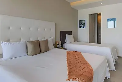 Image de Waterfront retreat w/ beach access & balcony