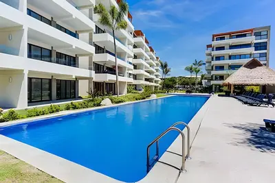 Image de Bright 2br condo w/ pool access & balcony