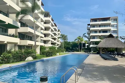Image de Peaceful unit w/ balcony, pool & gym access