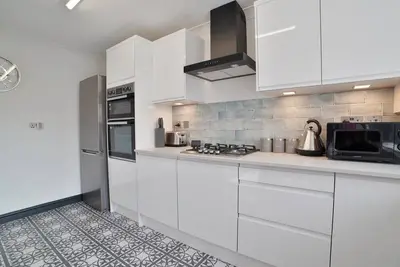 Image de Stunning & Spacious Home | Driveway | Sleeps 6!