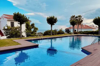 Image de Sitges  Grand appartement vue mer, jardin et grande piscine à 3 mn de la plage