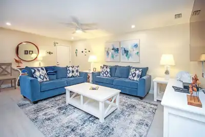 Image de Beautifully renovated desirable first floor Unit H-2