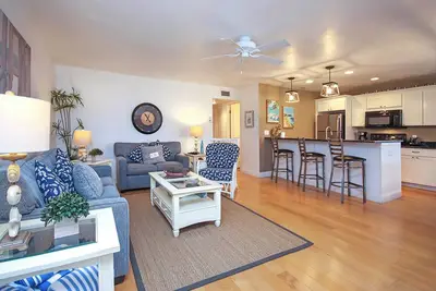 Image de Glimpse the Gulf While Relaxing on H8’s Screened Lanai