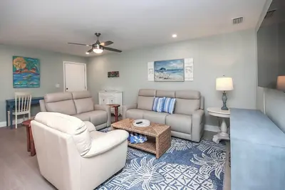 Image de Fully Renovated Serene 2/2 ground floor Oasis