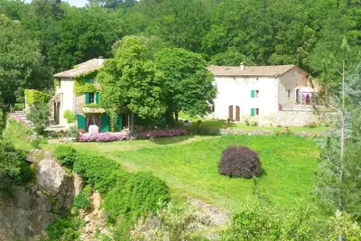 Gite dans un environnement de cascade et de source