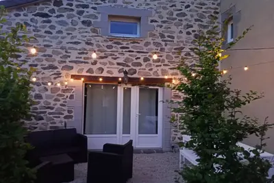 Image de Le gîte de la croisée en Auvergne : un hébergement cosy et une nature sauvage.