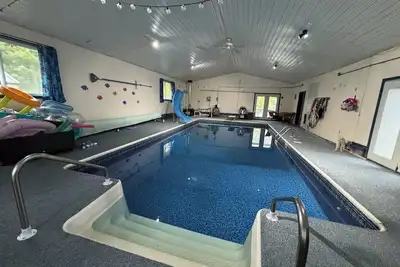 Image de Indoor pool, movie room, pool table, and more. Your Stay-cation Destination