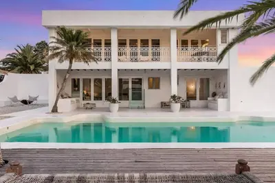 Image de Bisque House - A Mediterranean Dream Home + Pool