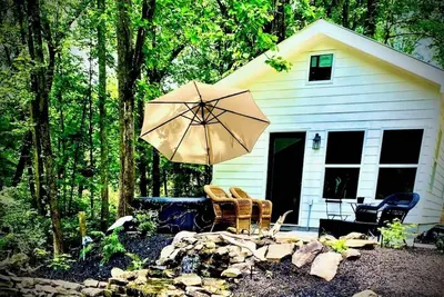 Image de Charming 1-bedroom cottage on pond with hot tub in delightful Talking Rock.