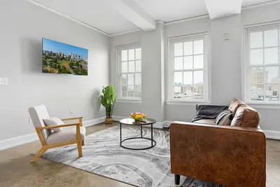 Image de Historic Downtown Apt | King bd | Free Parking