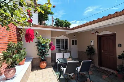 Charming 1-bedroom cottage with WiFi, Ac in fabulous Thessaloniki