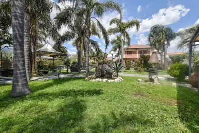 Image de 5 bedroom stunning home in Mascali