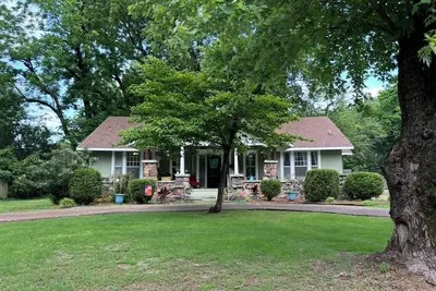 Image de Graceful Gables: Historic 3 Brm Home, Front Porch & Timeless Charm