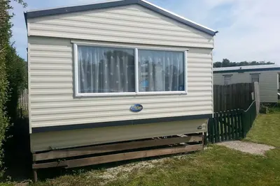 Image de The caravan is surrounded by hedges. Children and dog friendly