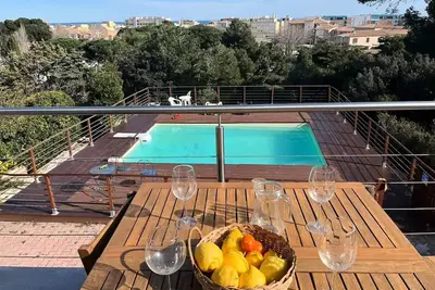 Image de Haus La Falaise mit Pool