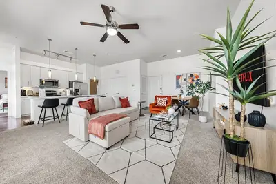 Image de 2-bedroom Modern apartment Near Downtown & Airport. Access to Pool + Gym