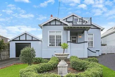 Charming spacious home with bay views close to Cbd