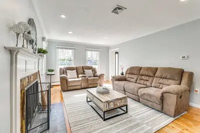 Image de Group Getaway w/ Outdoor Oasis in Southington!