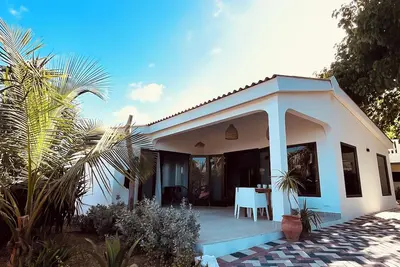 Image de New stylish home - Tropical garden - Swimming pool - Bbq - Close to beach & city